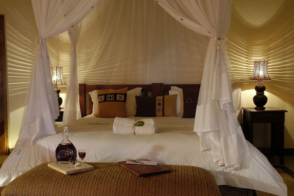Honeymoon Suite | Minibar, in-room safe, desk, bed sheets
