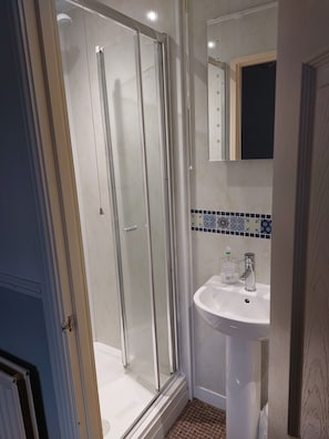 Room 2 | Bathroom | Shower, free toiletries, hair dryer, towels - Lynbar Hotel (Blackpool)