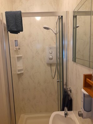 Kamar Double, ensuite (Medium) | Kamar mandi | Shower, perlengkapan mandi gratis, pengering rambut, dan handuk