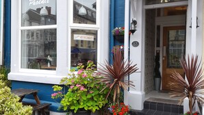 Ein Gästehaus namens Phoenix Guest House in der Cocker Street 12, Blackpool.