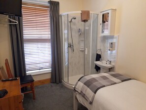 Chambre simple, salle de bains commune (Part En-Suite) | Literie de qualité, lit avec matelas à plateau-coussin