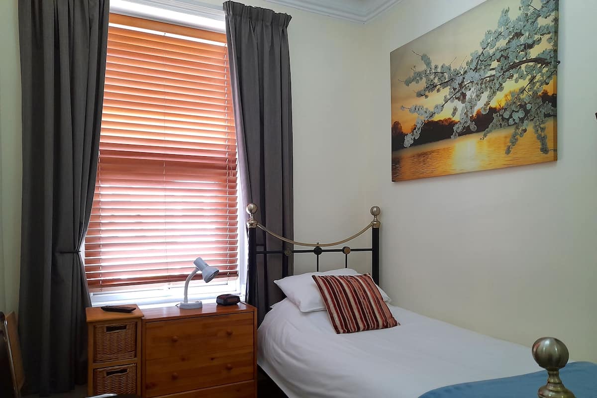 Single Room, Shared Bathroom (Part En-Suite)