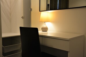 Ameublement personnalisé, bureau, fer et planche à repasser