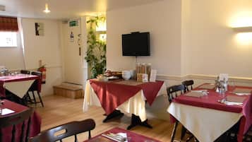Daily full breakfast (GBP 6.99 per person)