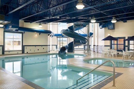 Una piscina cubierta. Ramada by Wyndham Drayton Valley
