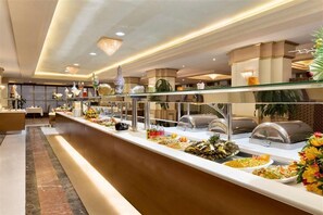 3 restaurants, breakfast served