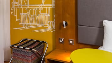 Escritorio, cortinas blackout y tabla de planchar con plancha
