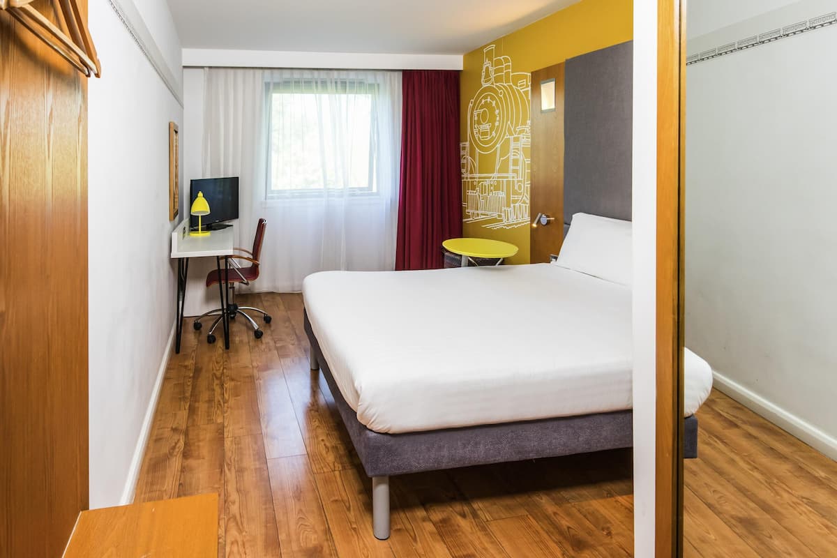 Room, 1 Double Bed (The Queen) | Desk, blackout drapes, iron/ironing board, free WiFi