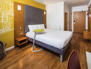 Room, 1 Double Bed (The Queen) | Desk, blackout drapes, iron/ironing board, free WiFi - ibis Styles Crewe (Crewe)