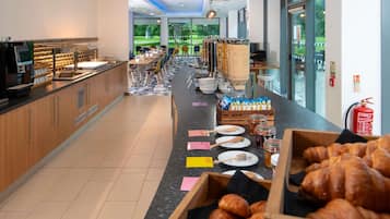 Breakfast, lunch, dinner served; Regional cuisine