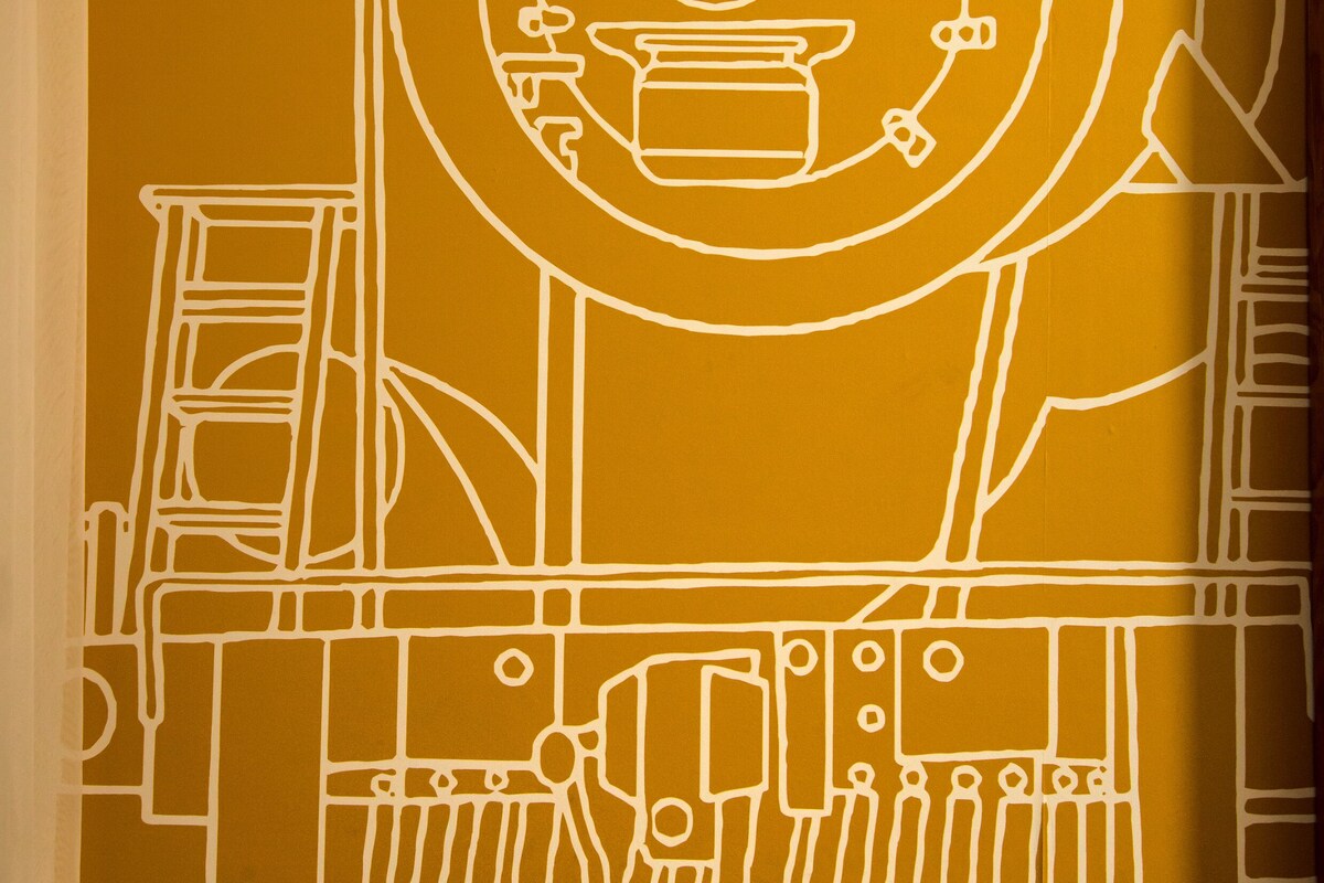 A line drawing of a train on a track.