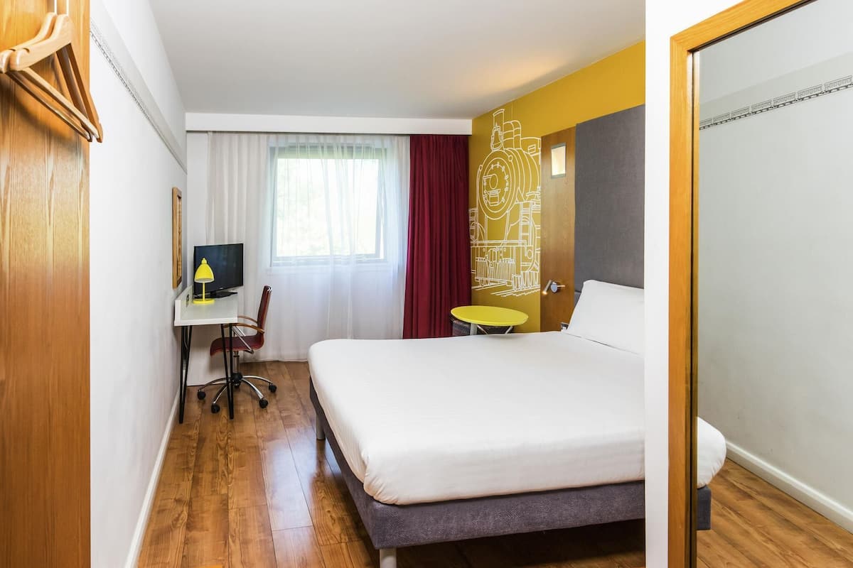 Room, 1 Double Bed (The Queen) | Desk, blackout drapes, iron/ironing board, free WiFi