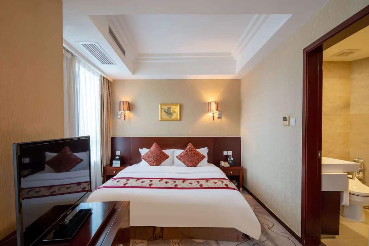 Suite, 1 Queen Bed, Non Smoking | In-room safe, desk, iron/ironing board, rollaway beds
