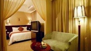 Suite, 1 Queen Bed, Non Smoking | In-room safe, desk, iron/ironing board, rollaway beds (surcharge)
