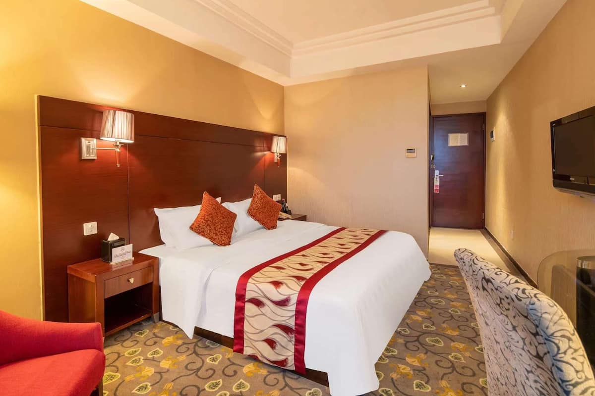 Standard Room, 1 Queen Bed | In-room safe, desk, iron/ironing board, rollaway beds