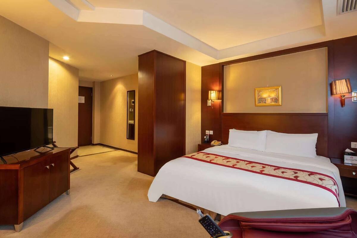 Deluxe Room, 1 Queen Bed, Non Smoking | In-room safe, desk, iron/ironing board, rollaway beds