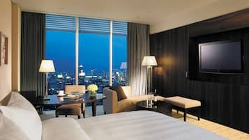 Suite, 1 King Bed | ตู้นิรภัยในห้องพัก, โต๊ะทำงาน, ห้องเก็บเสียง, Wi-Fi ฟรี