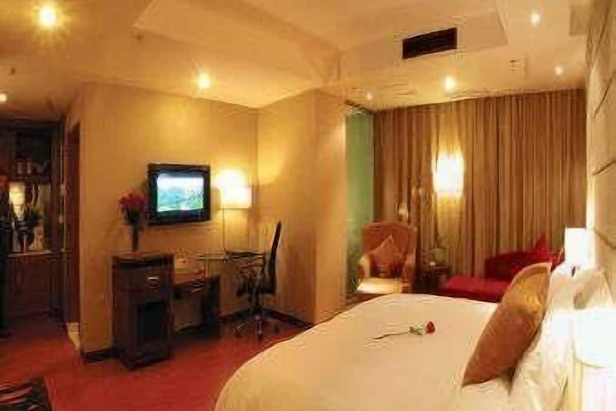Suite, 1 cama de matrimonio grande, fumadores | Escritorio, tabla de planchar con plancha, Internet gratis