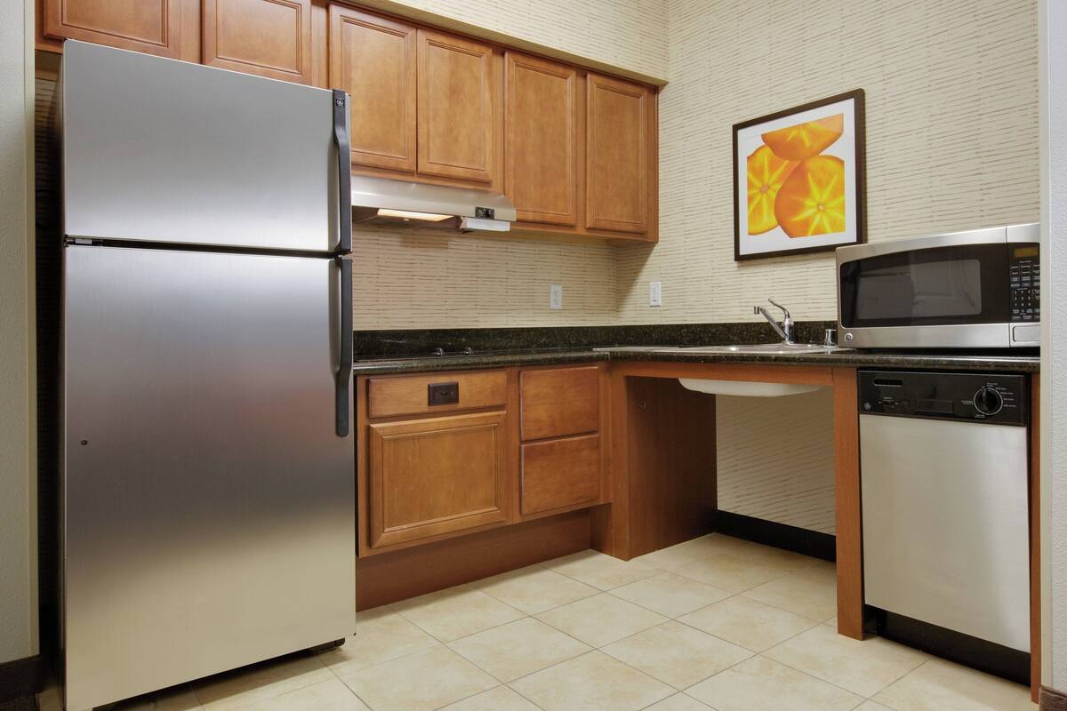 fridge, microwave, stovetop, dishwasher