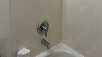 Ducha y bañera combinadas, secador de pelo y toallas