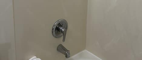 Combined shower/bathtub, hair dryer, towels
