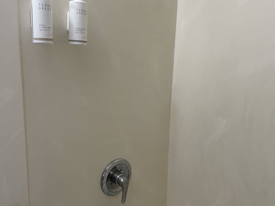 Bañera con ducha, secador de pelo, toallas