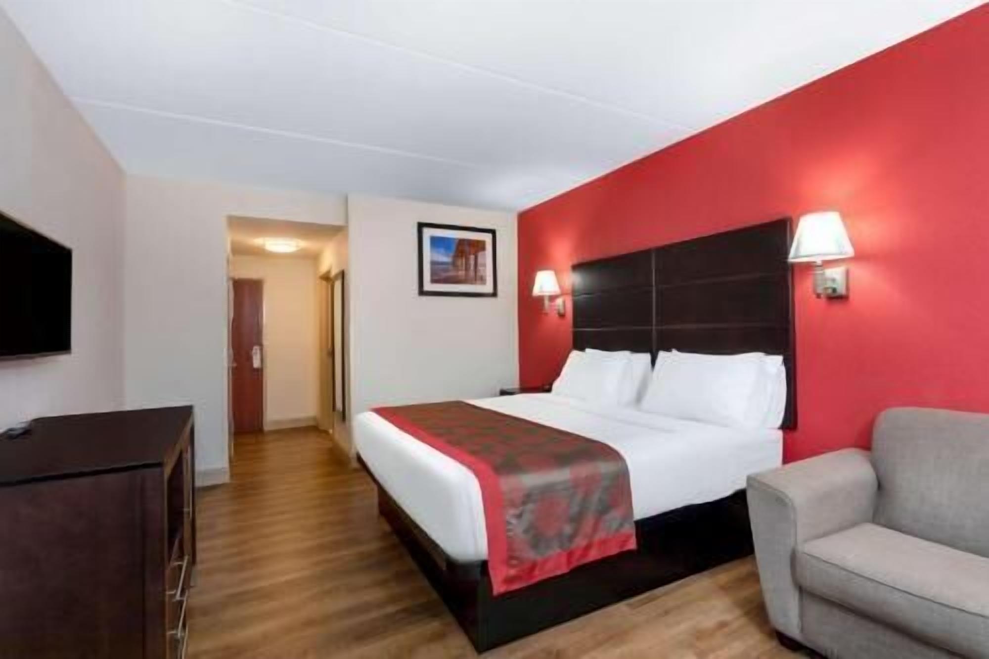 Escritorio, cortinas blackout y tabla de planchar con plancha 