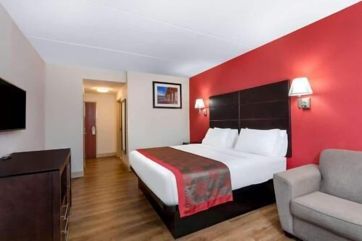 Escritorio, cortinas blackout y tabla de planchar con plancha