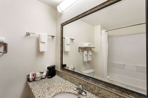 Tina con regadera, amenidades de baño gratuitas, secadora de cabello 