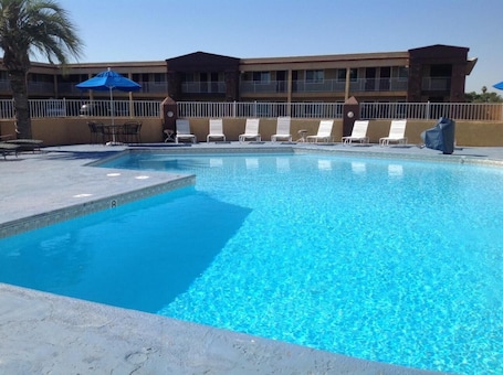 Una piscina al aire libre de temporada