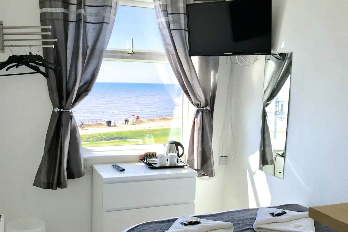 Tweepersoonskamer, en-suite badkamer, uitzicht op zee | Overig