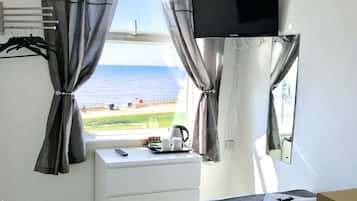 Chambre Double, salle de bains attenante, vue mer | Divers