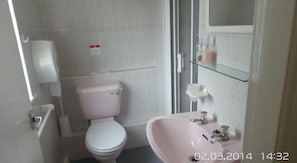 Habitación individual estándar | Baño | Regadera, amenidades de baño gratuitas, secadora de cabello, toallas 