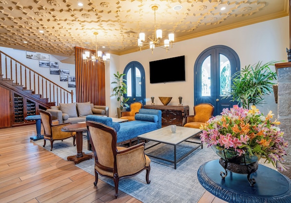 Lobby sitting area - Holiday Inn Express Quito by IHG (Quito)