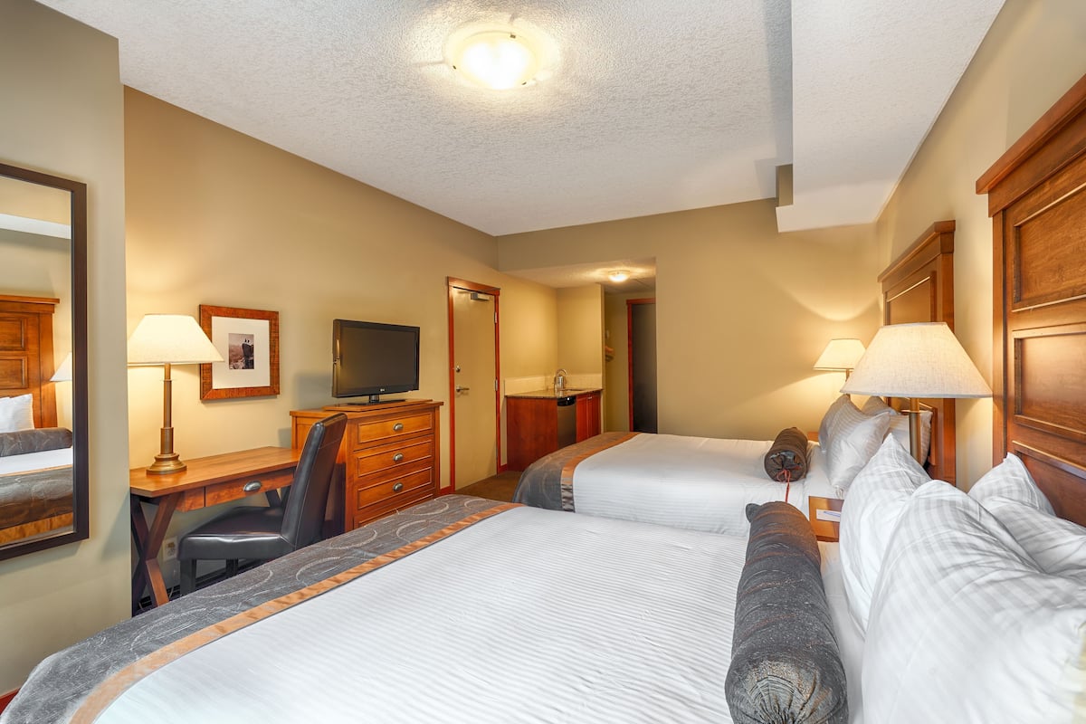 Peti besi dalam bilik, langsir/tirai gelap terus