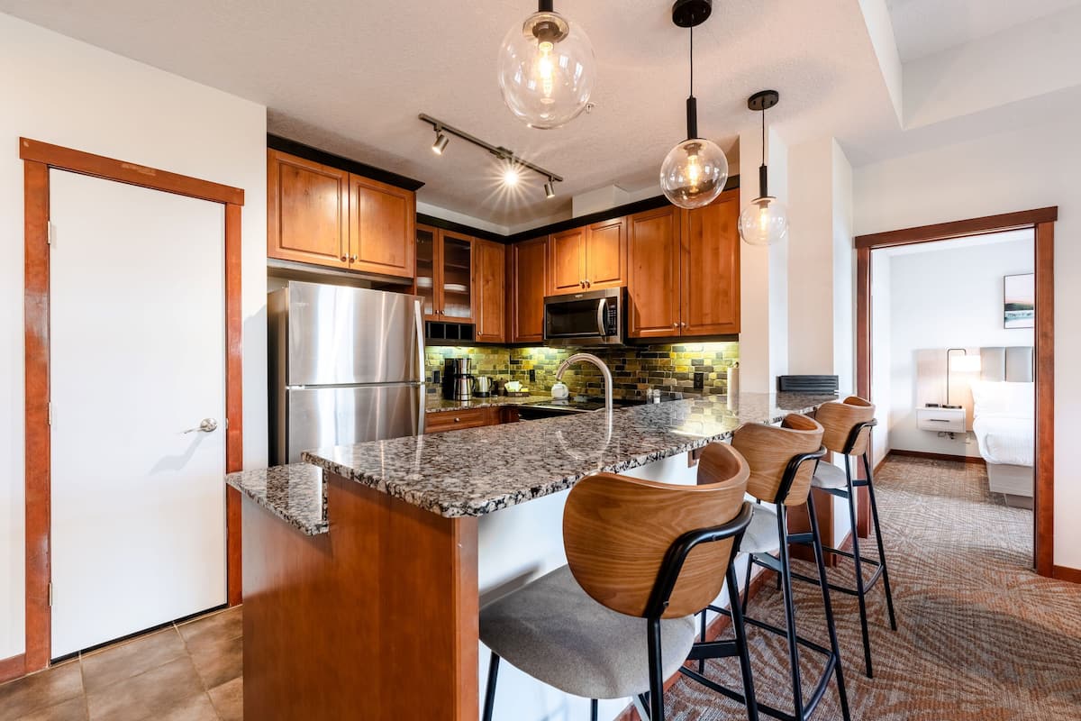 premium suite, 2 bedrooms, mountain view | private kitchen | fridge, coffee/tea maker, electric kettle