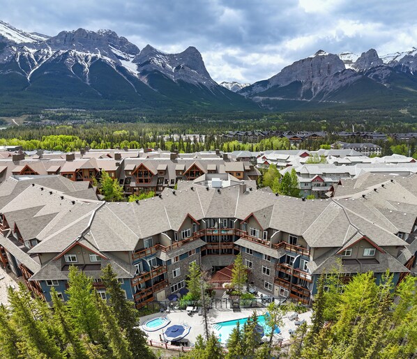 Property grounds - Blackstone Mountain Lodge by CLIQUE (Canmore)