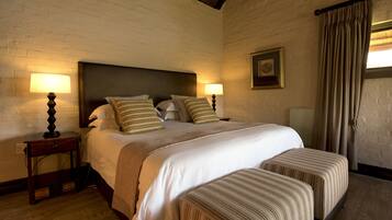 Quarto standard (Lakeside Lodge) | Frigobar, cofres nos quartos, espaço de trabalho para notebook