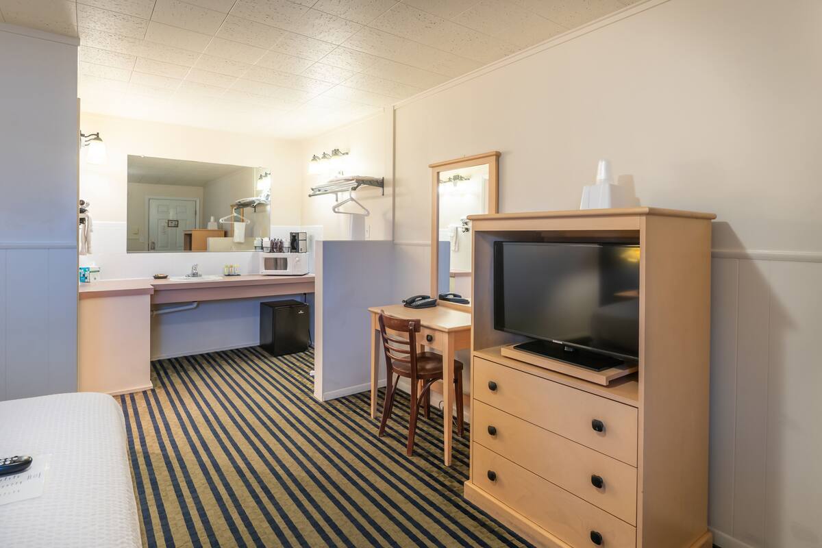 traditional room, 1 queen bed | bathroom | shower, hair dryer, towels