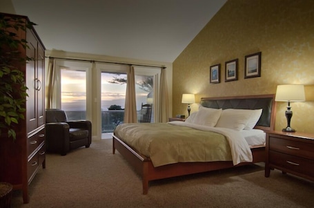 Deluxe Room, 1 King Bed, Oceanfront (Upper Level) | Iron/ironing board, free WiFi, bed sheets. Pacific Reef Hotel & Light Show