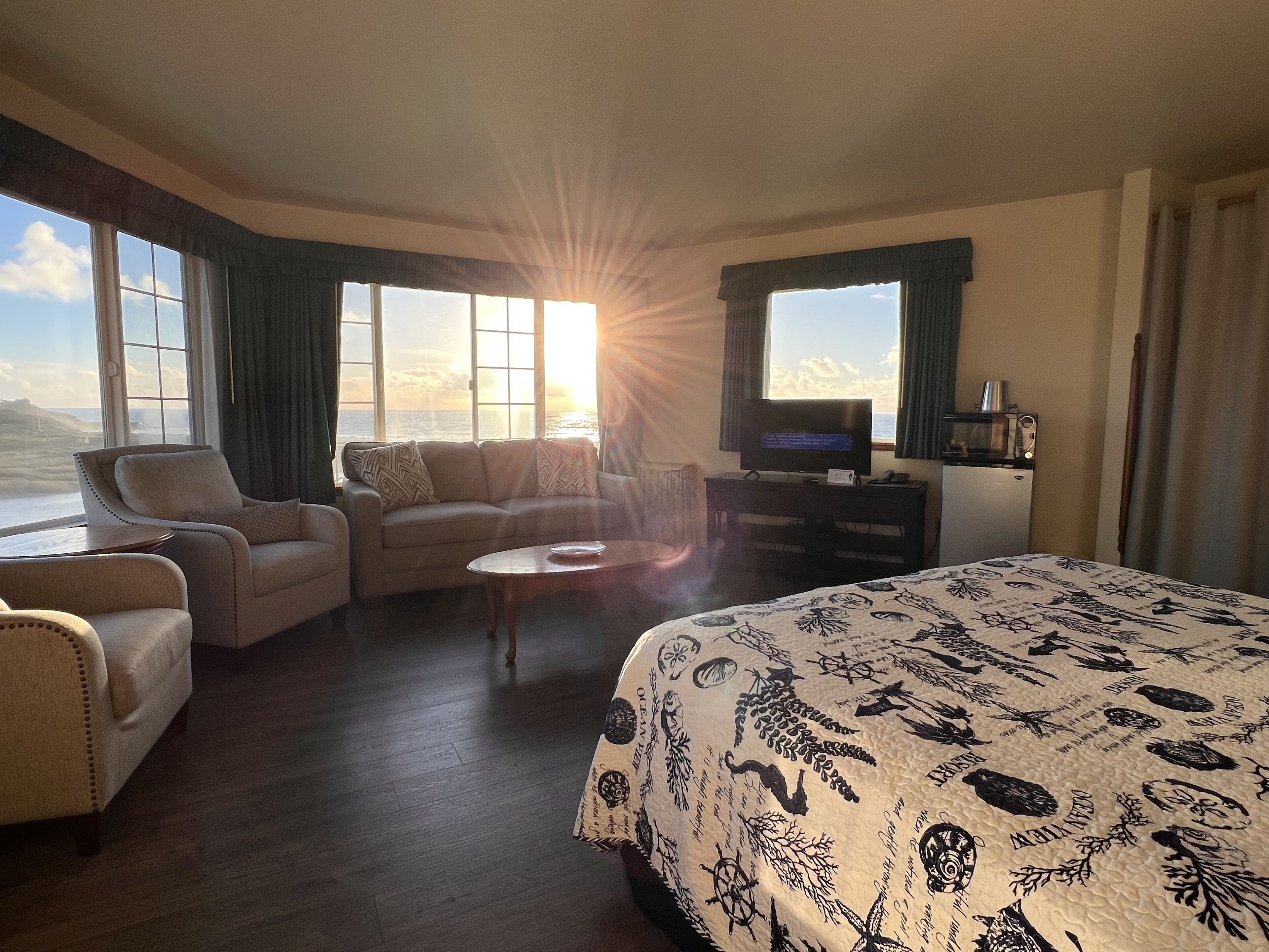 deluxe room | individually furnished, free wifi, bed sheets