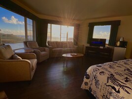 Muebles diferentes, wifi gratis y ropa de cama 