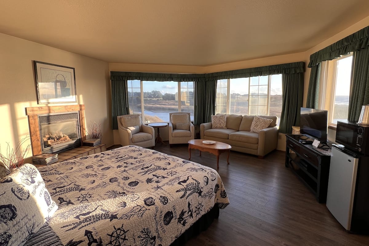 deluxe room | individually furnished, free wifi, bed sheets