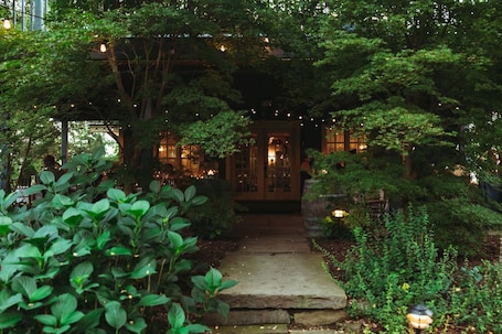 Terrace/patio. Elmrock Inn