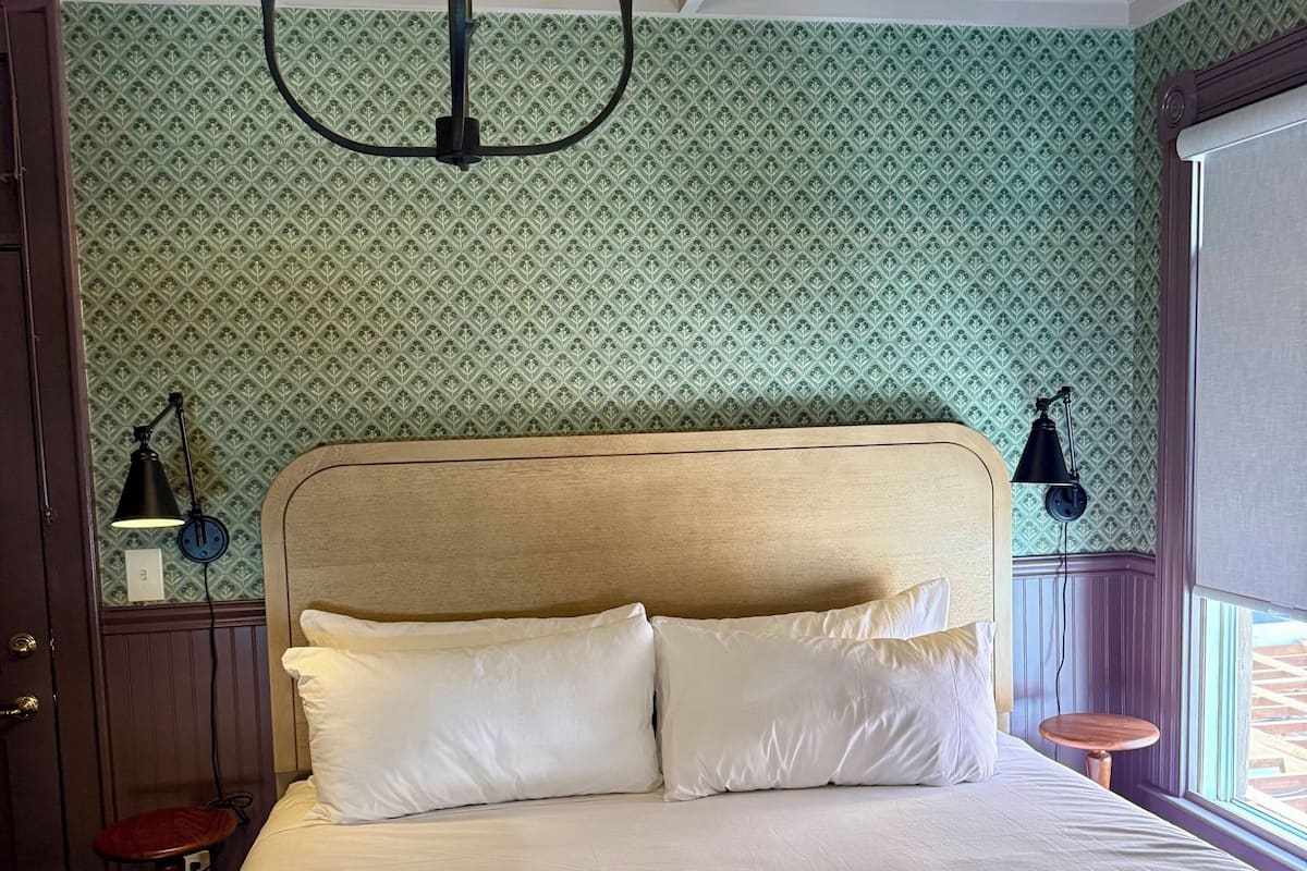 Room # 5 (Deluxe Double King) | Free WiFi, bed sheets