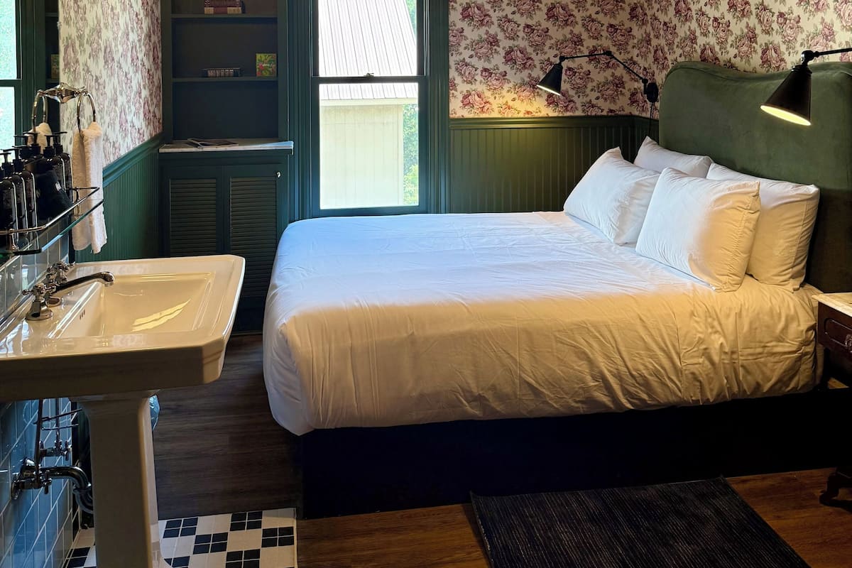 Room # 9 (Queen Room) | Free WiFi, bed sheets