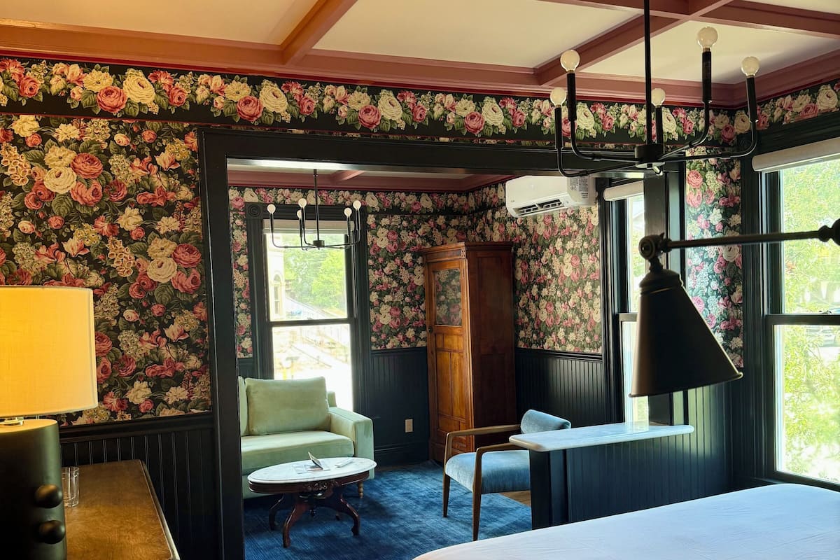 Room # 6 (Deluxe King) | Free WiFi, bed sheets