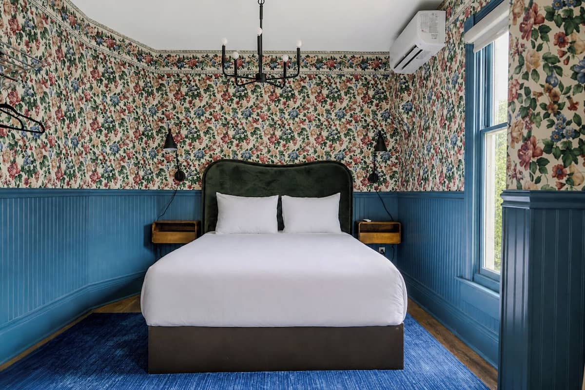 Room # 7 (Deluxe Queen)