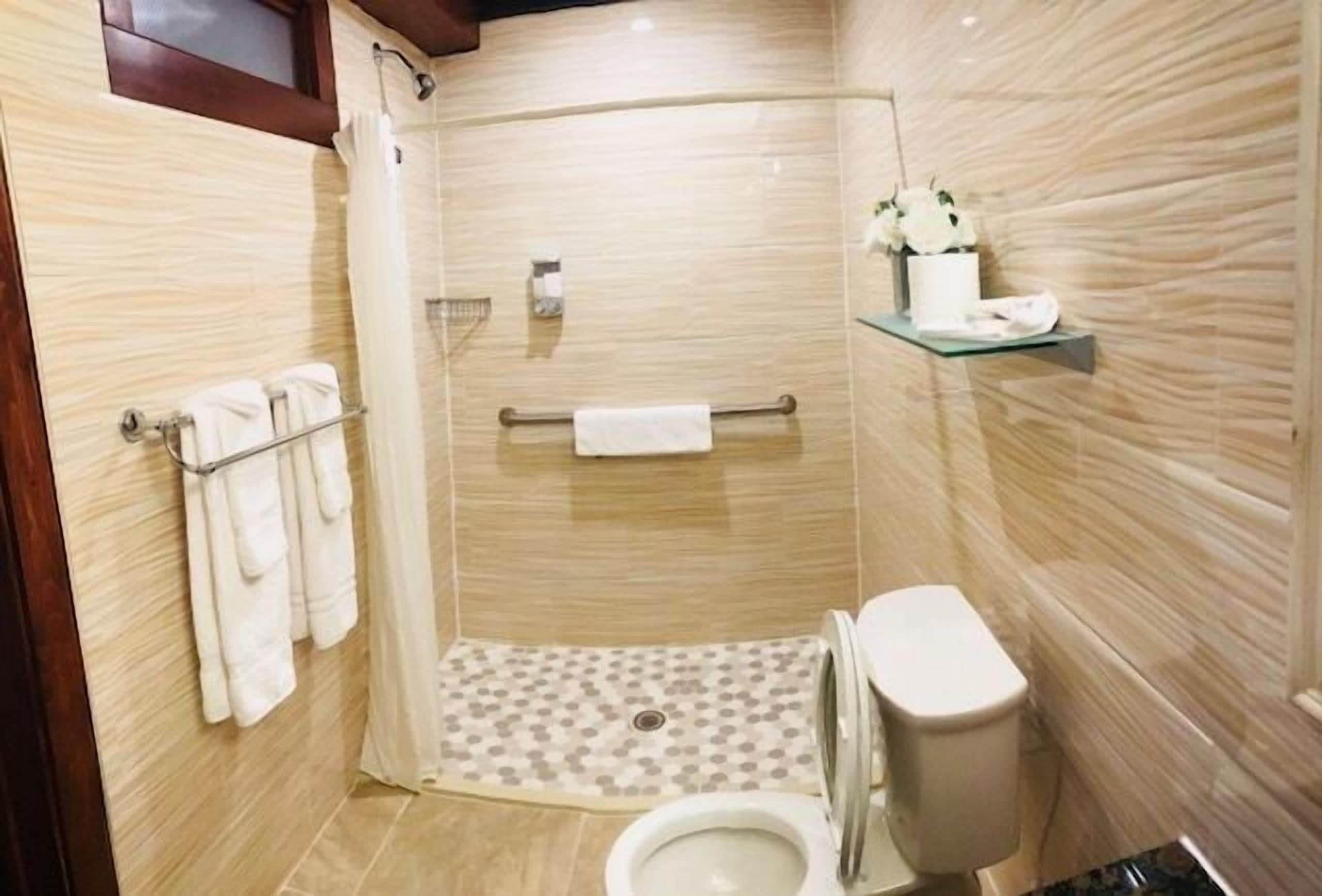 Double Room, Non Smoking (No Pets Allowed) 2 Double Beds | Ropa de cama de alta calidad, wifi gratis, ropa de cama y despertador 
