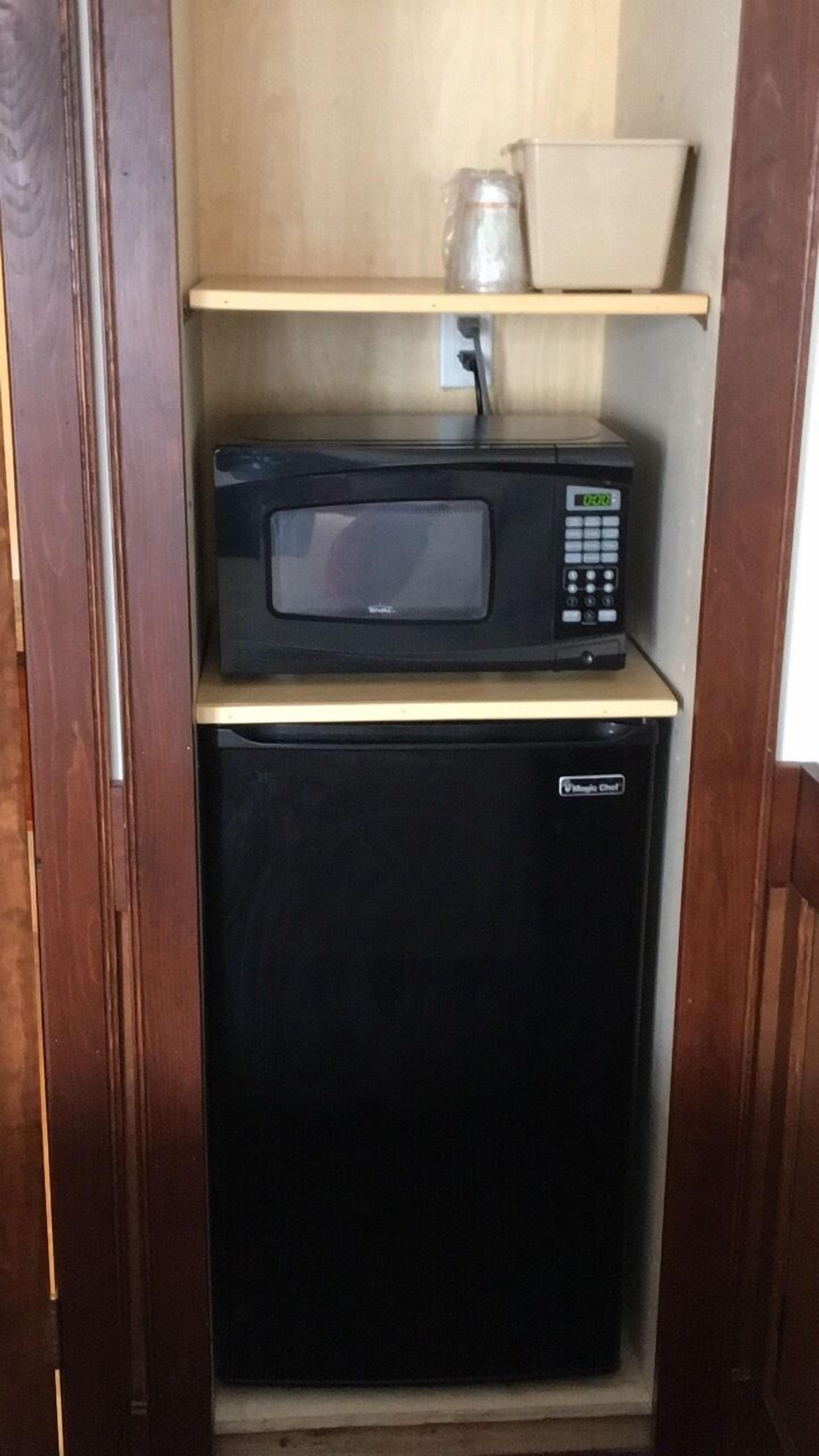 Una cocina compacta con microondas y refrigerador.